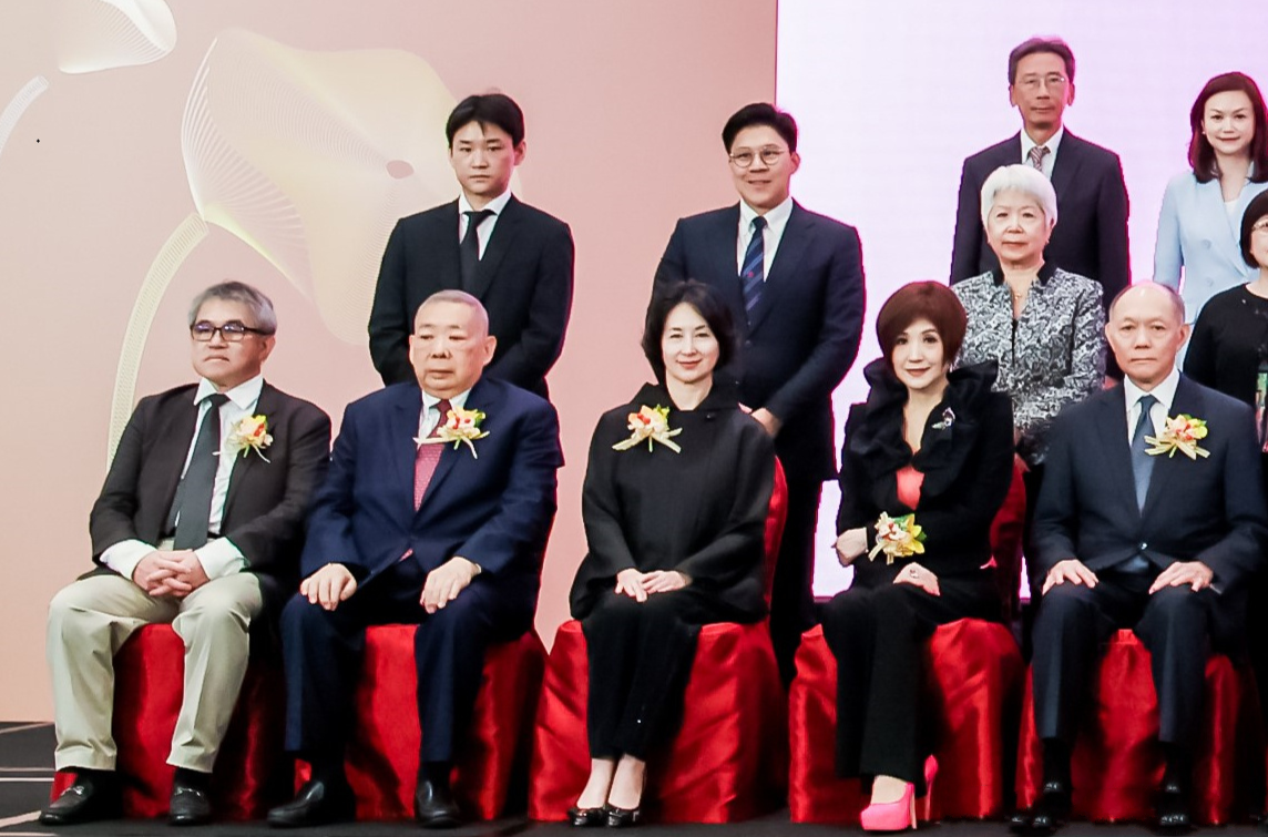 71岁陈琪琪出席家族晚宴!穿荷叶边衣服踩恨天高,嫩过名媛何超琼
