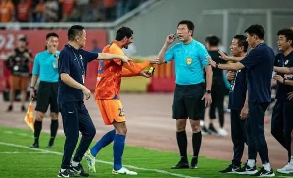 中超裁判频现昏哨,针对海港找平衡,聘用外籍裁判势在必行