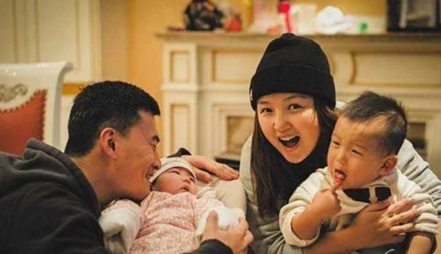 何洁养4个孩子压力大,没多久就开始卖二手衣服,网友:自己作的