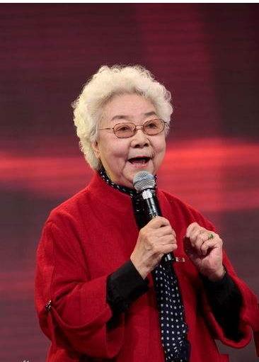 還記得最早《白毛女》的扮演者嗎?92歲的她還在拼命