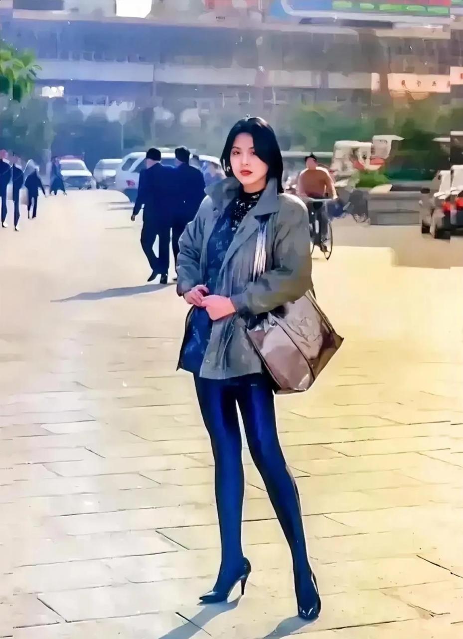 90年代,广州街头,一名"打工妹",留下了这一张照片,镜头中的她穿着一双