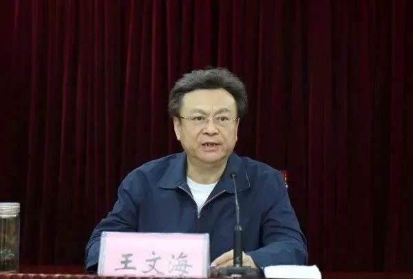 与他同时被官宣落马的毛克章,出生于1958年2月,河南原阳人,2005年1月