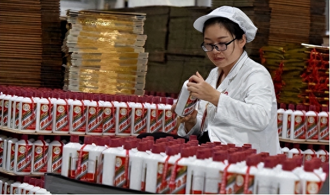 纪实:茅台车间被拍,数张"工作照片"流入网络,光脚踩曲引发热议