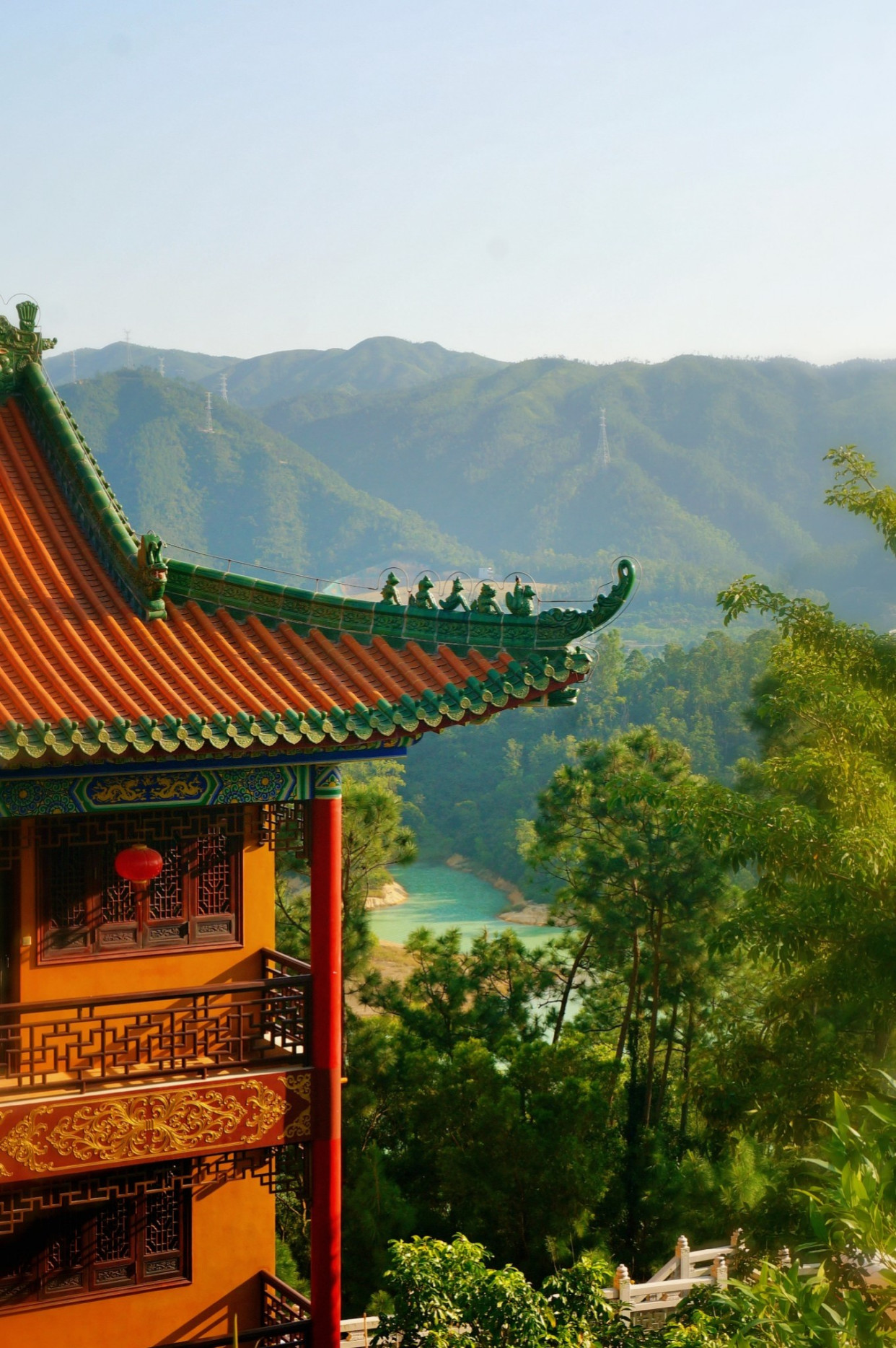 正对金台寺大雄宝殿的是一座大型水库——王保水库