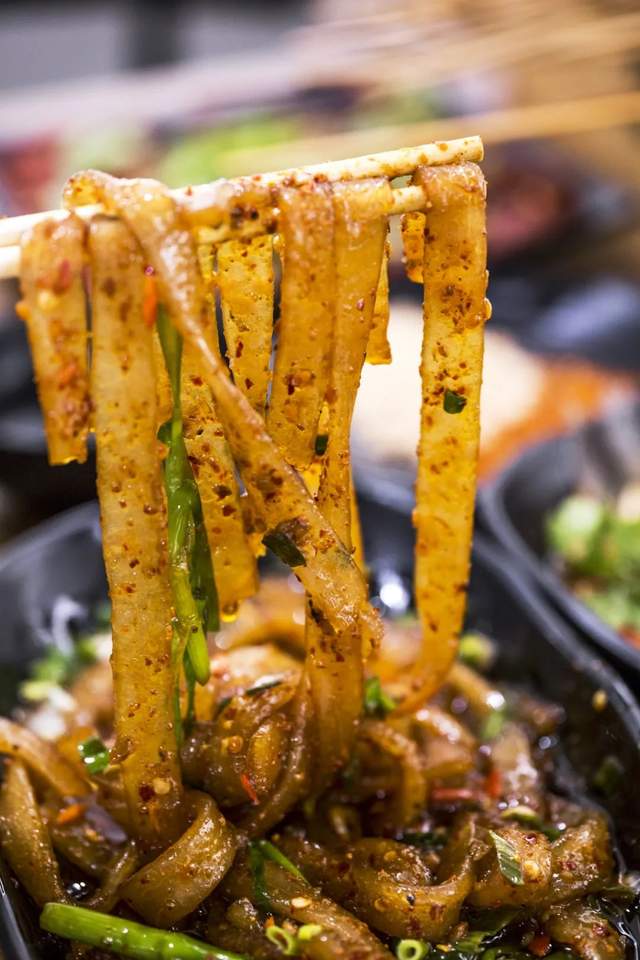 弹弹弹的麻辣宽粉. 摄影/樊小喆