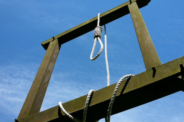 伊朗妇女虐女杀夫,死后仍受绞刑:只为满足受害者母亲踢凳子权利