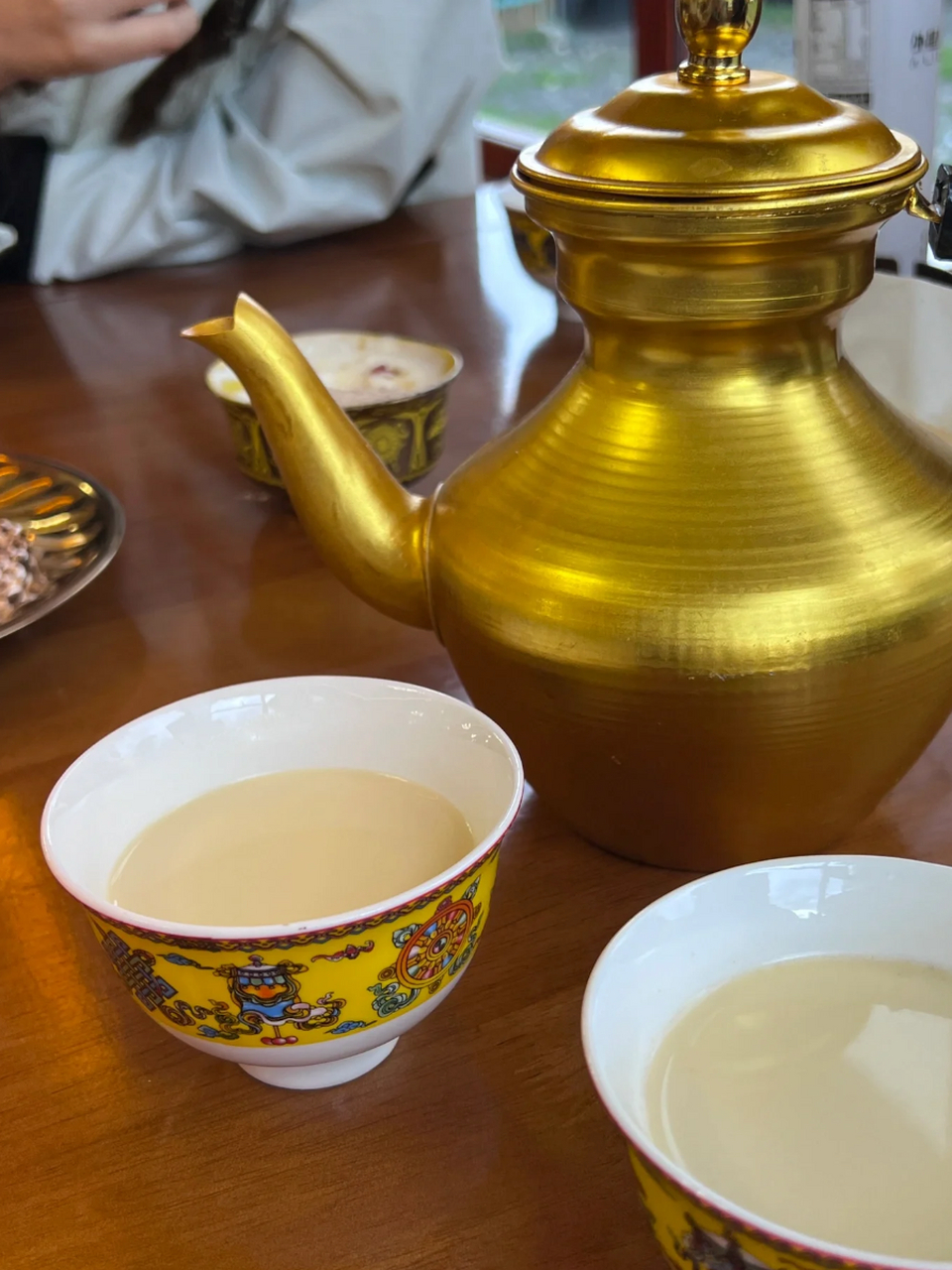 西藏酥油茶:高原的营养之选  每当冬日里寒风刺骨,一碗热腾腾的酥油茶