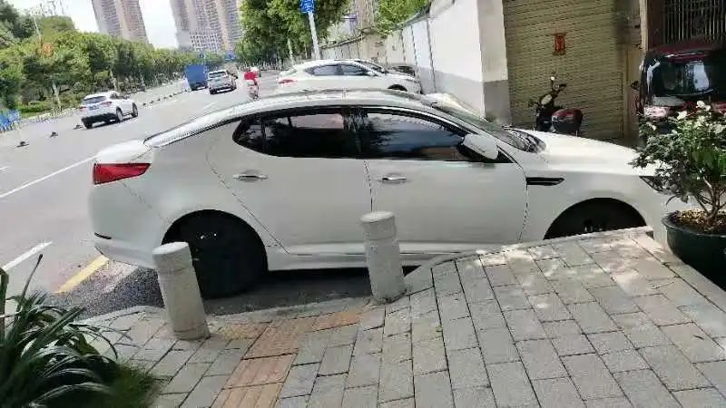 惠民北路多个人行道路口被汽车塞死,路人出行受阻