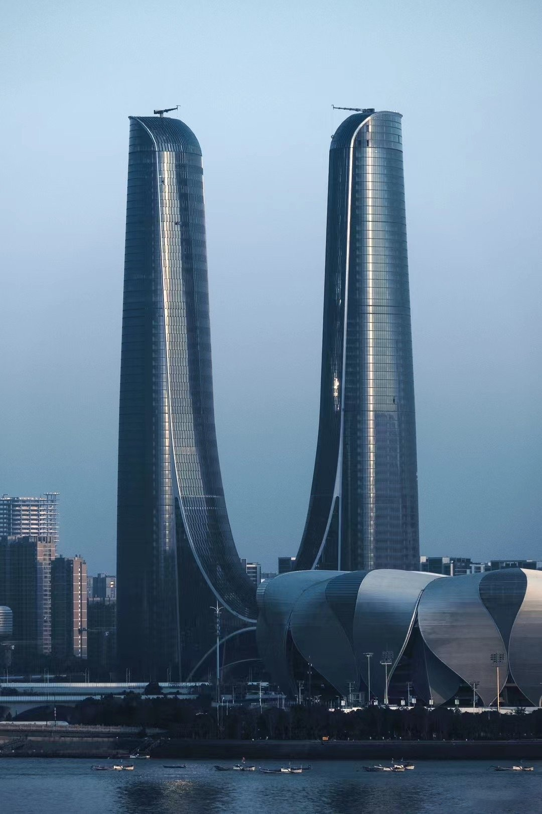 杭州第一高楼即将竣工,"钢拱连桥"结构世界罕见