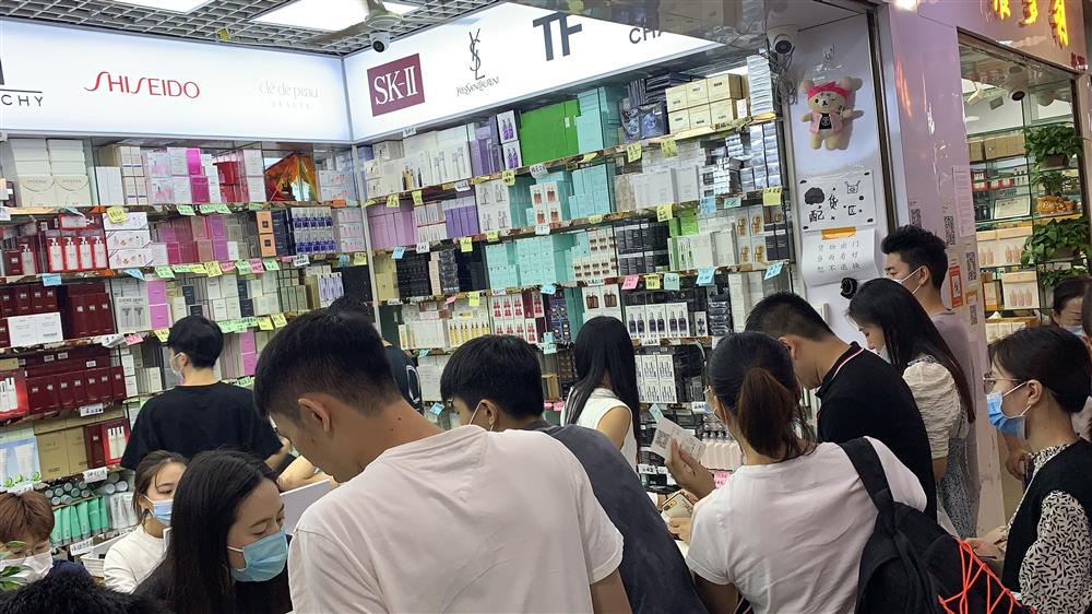 华强北美妆新标签丨你从代购手里买的神仙水,小棕瓶,可能来自深圳这里