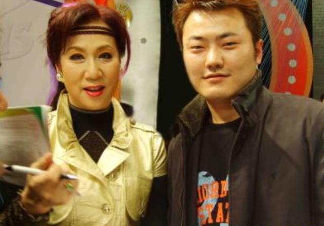 1979年,丈夫和"民歌皇后"奚秀兰结婚,被赶出豪门,只剩7000港币