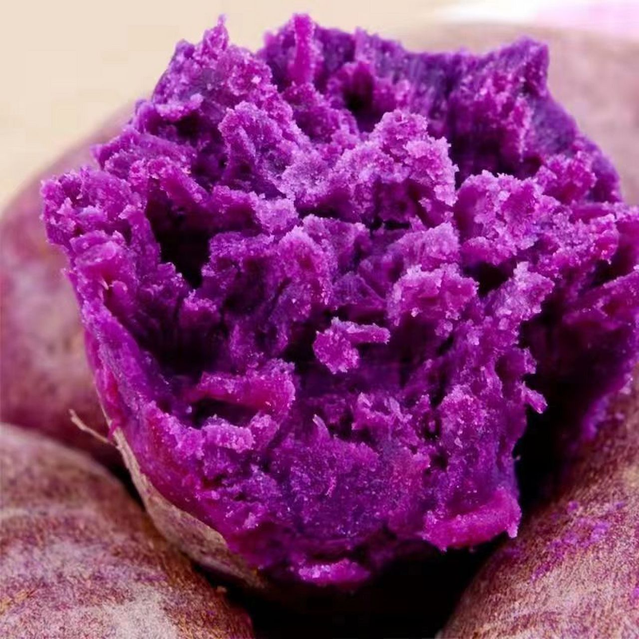 薯紫,就是紫色的土豆,它的外表呈现出深紫色,切开后内部则是淡紫色,看