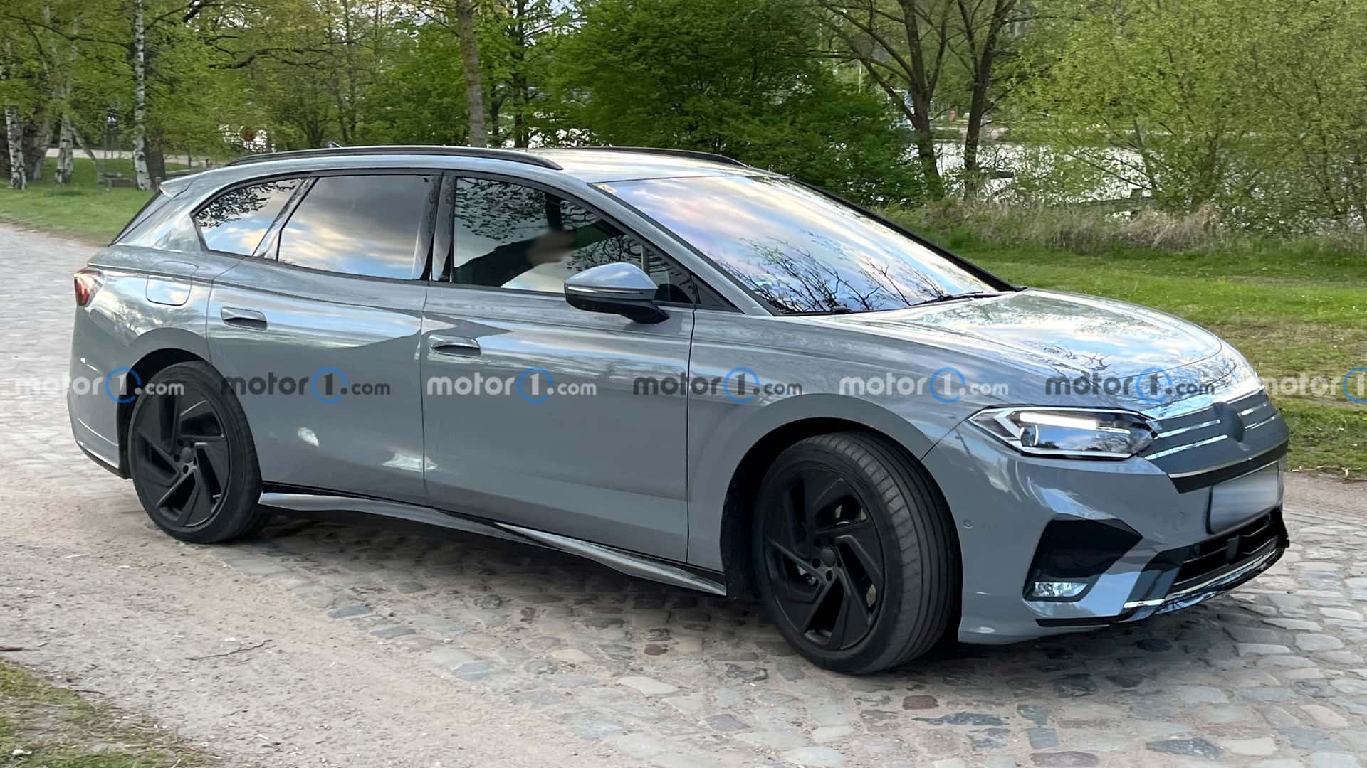 双电机 四驱版本接近400马力 大众id.7 wagon最新谍照曝光