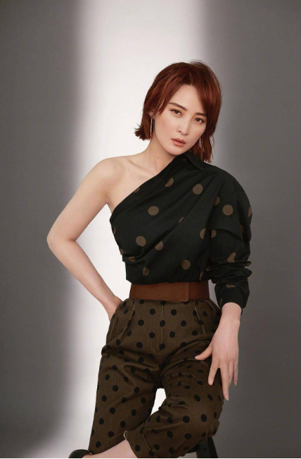 蒋勤勤到底算不算顶级古装美女?与朱茵同框的照片让人眼前一亮