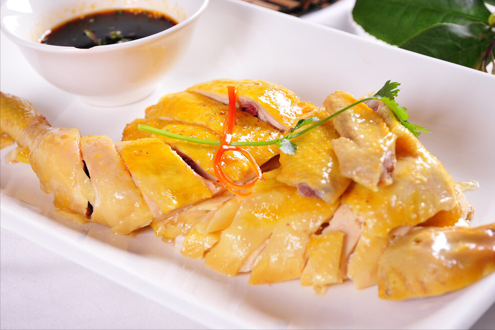 广东人分享白切鸡的做法,皮脆肉嫩,色泽金黄,年夜饭必备美食