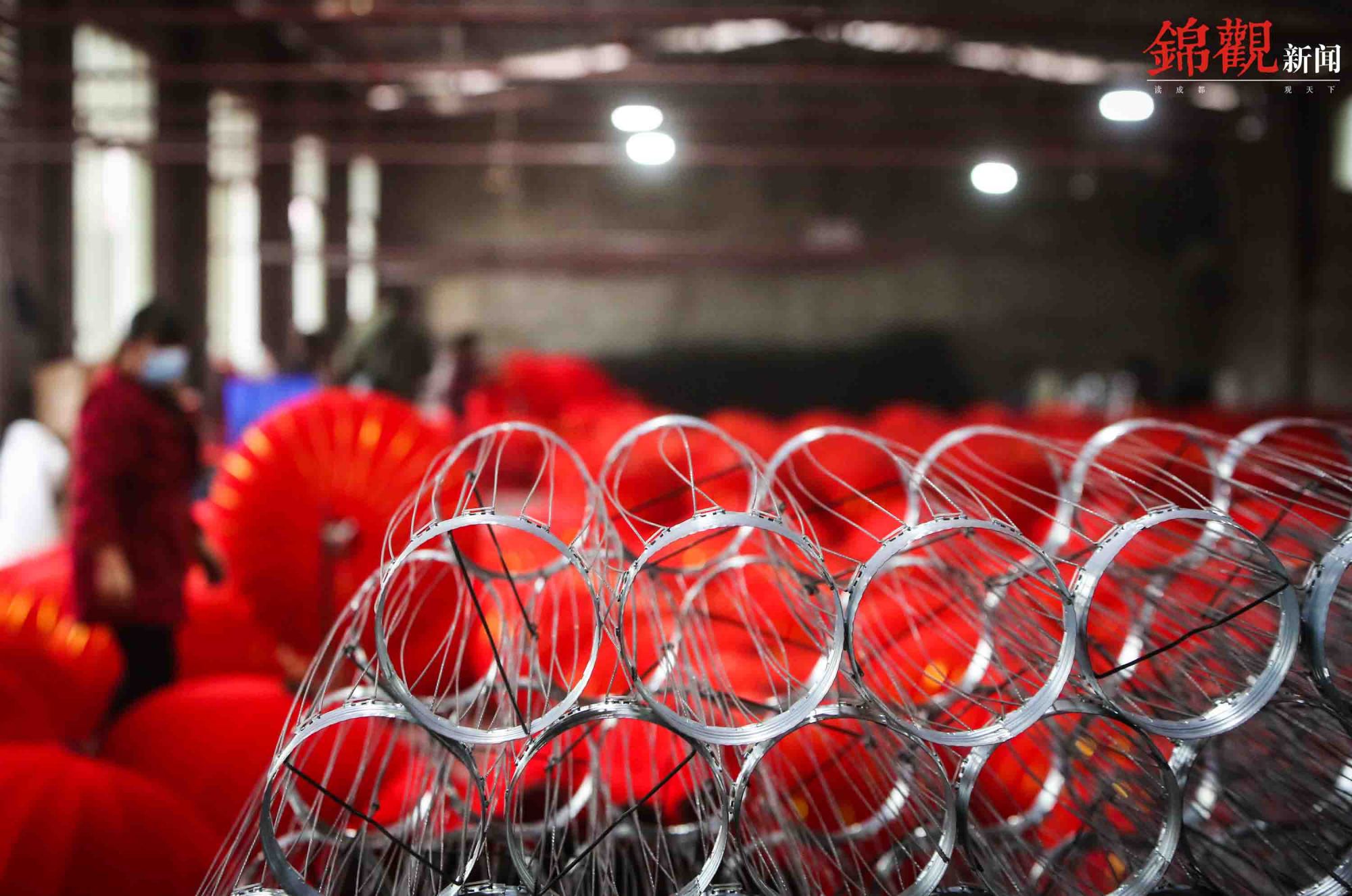 距离新春佳节不到一个星期,位于金堂县金龙镇鸿发灯笼厂一派喜庆,院子