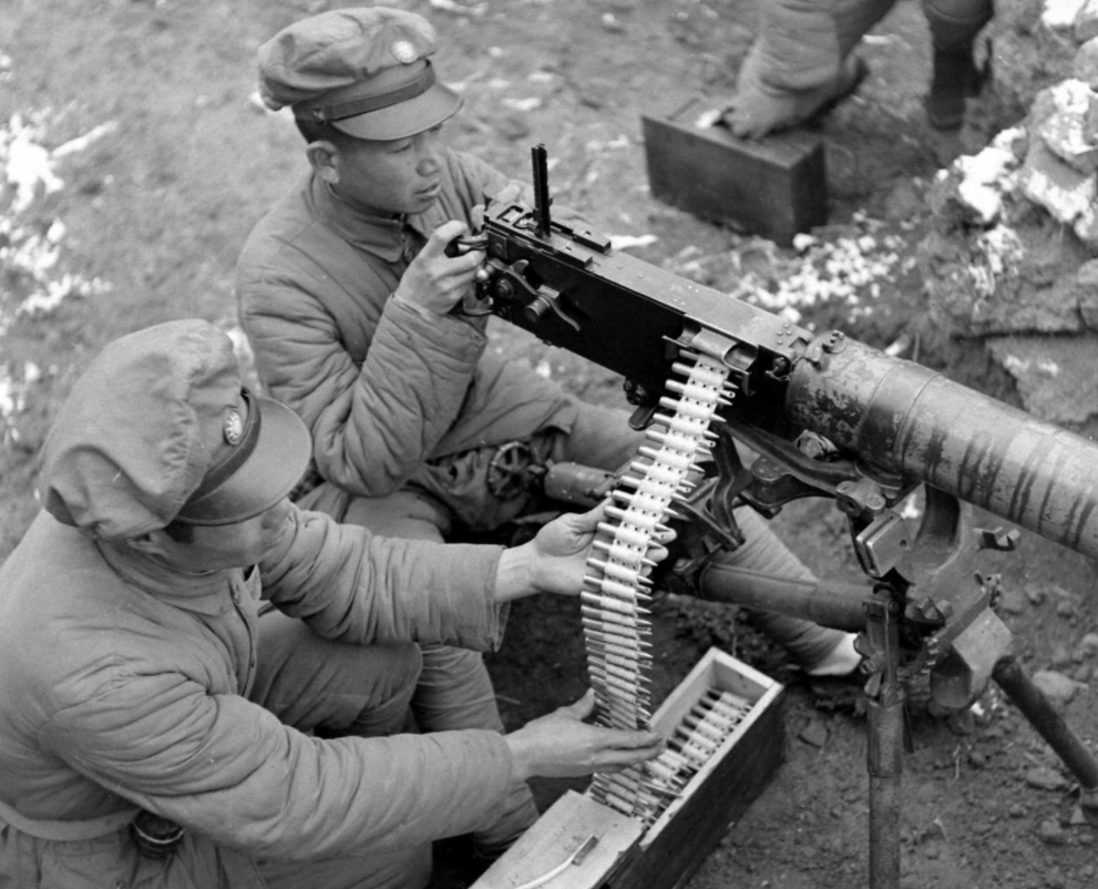 一个高配机枪连,装备8挺重机枪,居然要100多号人"伺候"?