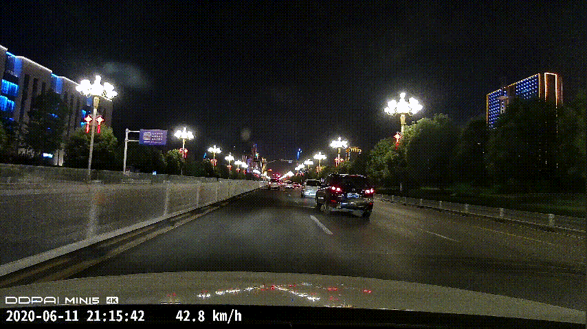 不对比就没有伤害,来看看我之前那个1080p的行车记录仪的夜景拍摄.