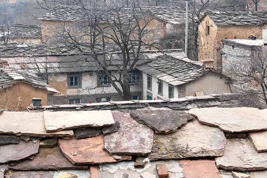 林州市石板岩镇:太行山悬崖上古村落,石顶房派上新用场