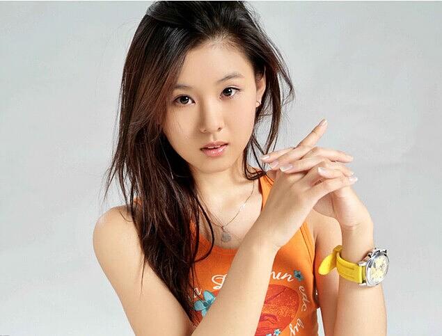 李小萌,1985年9月12日出生于天津,毕业于中央戏剧学院,15岁正式出道