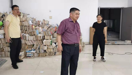 黎明职业大学党委书记王松柏到图书馆新馆指导搬迁工作