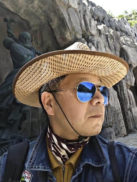 等你到了五十岁,男人别只会戴棒球帽,换成这些更时尚减龄