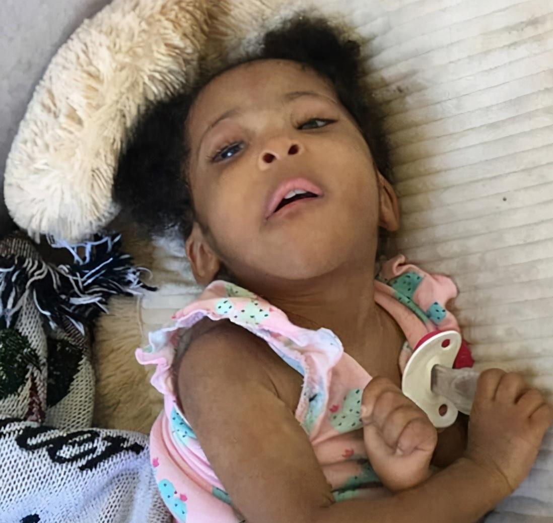 美国5岁小女孩被父母被活活饿死,离世时体重仅有6.4斤