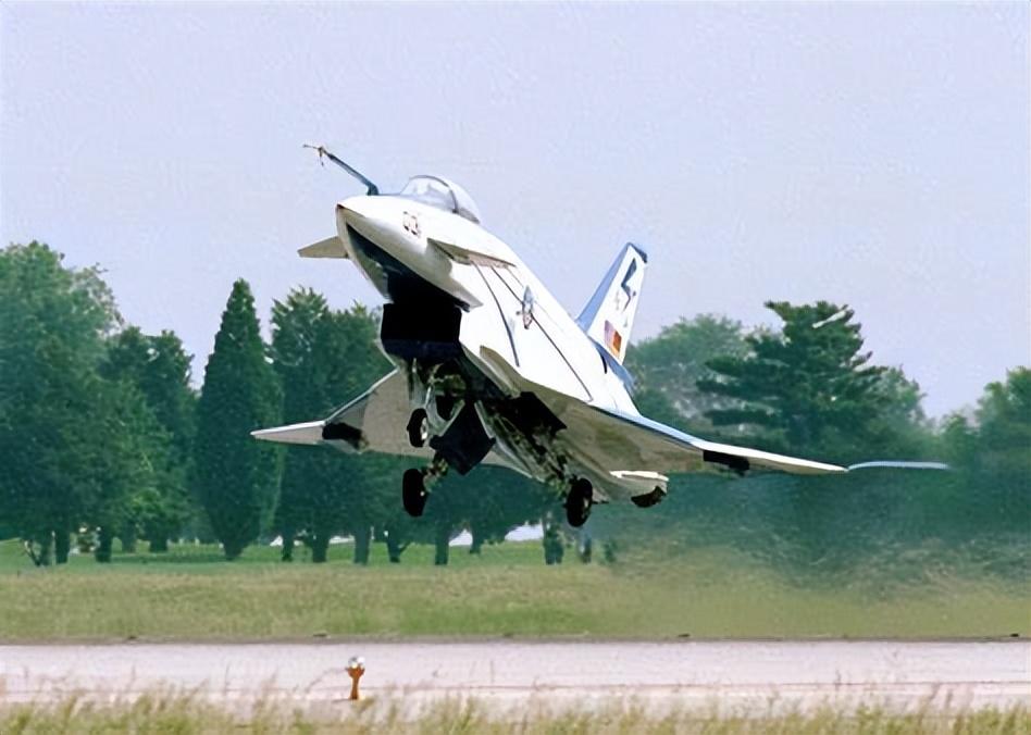 1990年美德联合打造x31试验机致力推力矢量技术向气动冲刺