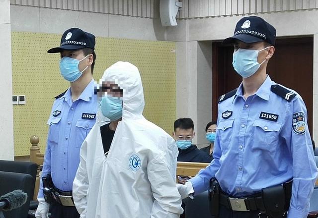 热点|男子高空扔消防水带受审：没砸到人，我60多了，蹲不起监狱