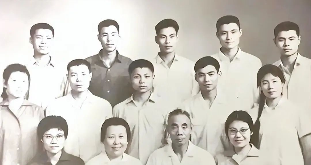 中将吴信泉生了8个儿子,4个女儿,周总理打趣:你家是舰空母舰