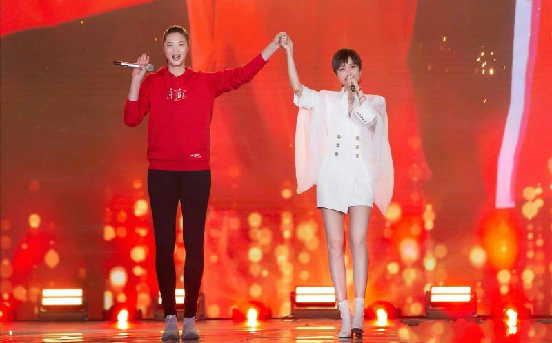 当艺人遇上女排球员!来围观180 的男艺人小鸟依人的样子