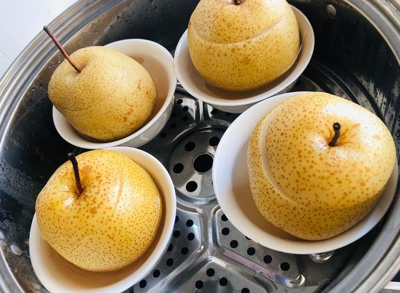 雪梨这么一煮,润肺止咳,缓解咳嗽,早晚一杯真舒畅,收藏起来吧