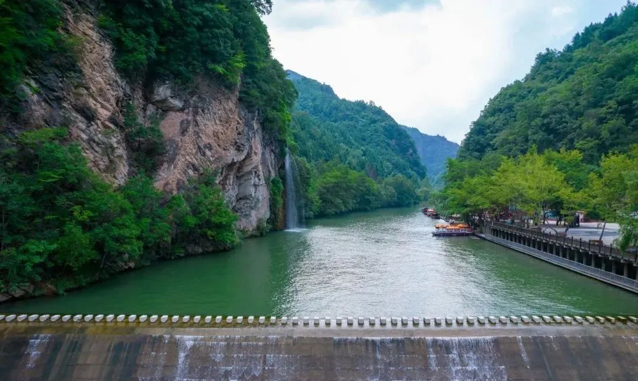 夏天的小巫峡旅游景区郁郁葱葱,  漫步在河道沿岸,  就能感受到阵阵