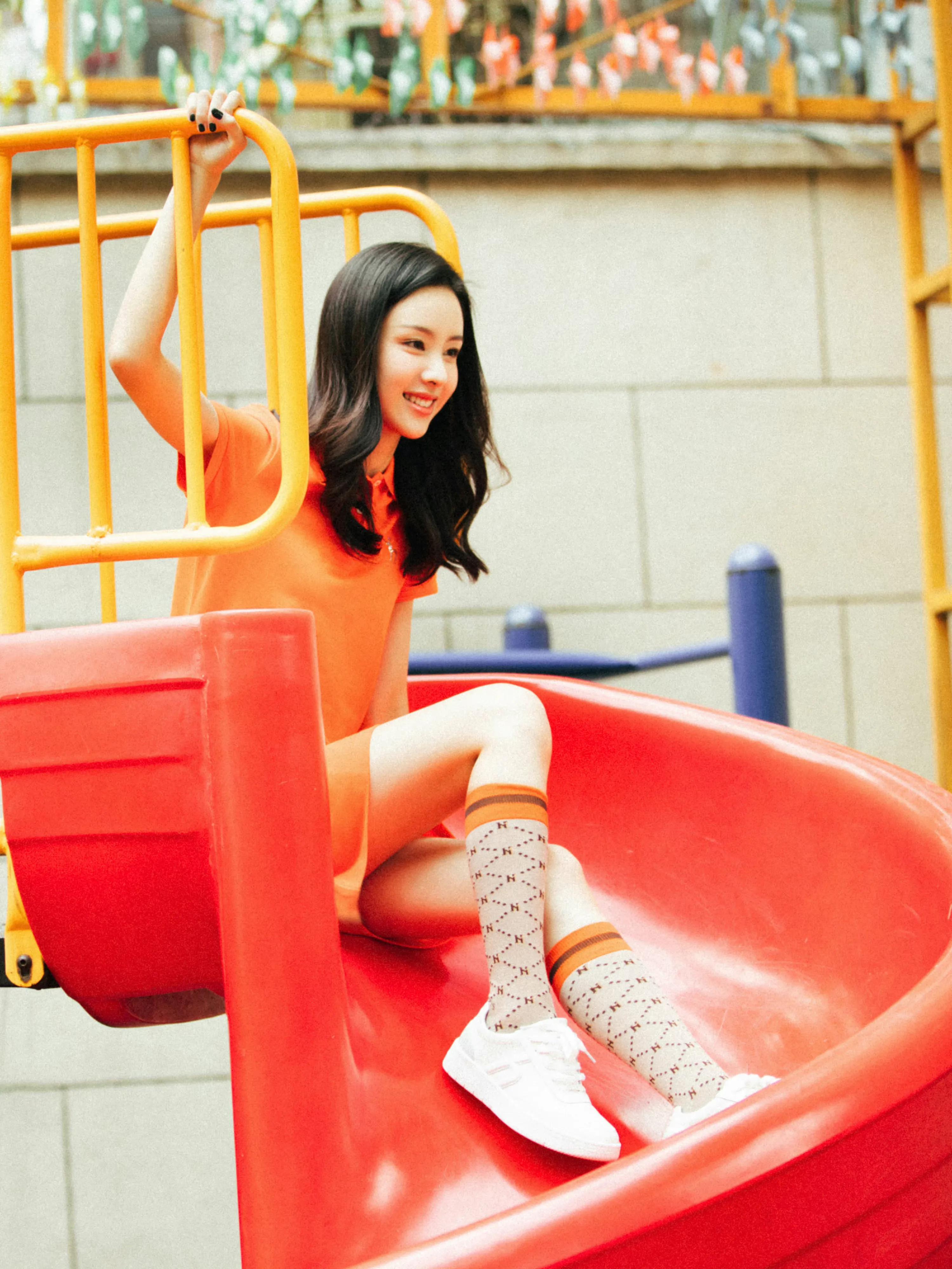 陈都灵穿橙色连衣裙拍照,配高筒袜青春靓丽,梦回"小耳朵"