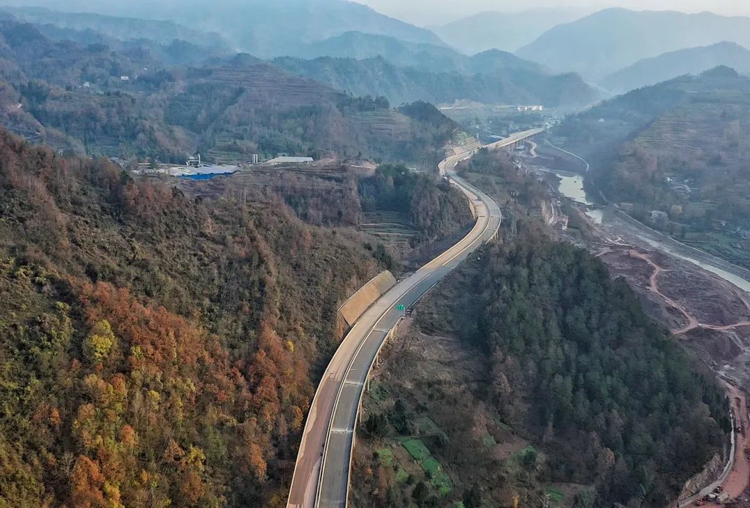 年终岁末,中铁五局参建的大临铁路,巴万高速,贵阳地铁2号线迎来好消息