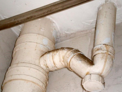 下水道被油污堵了,别在用热水冲,教你正确方法,一步畅通无异味