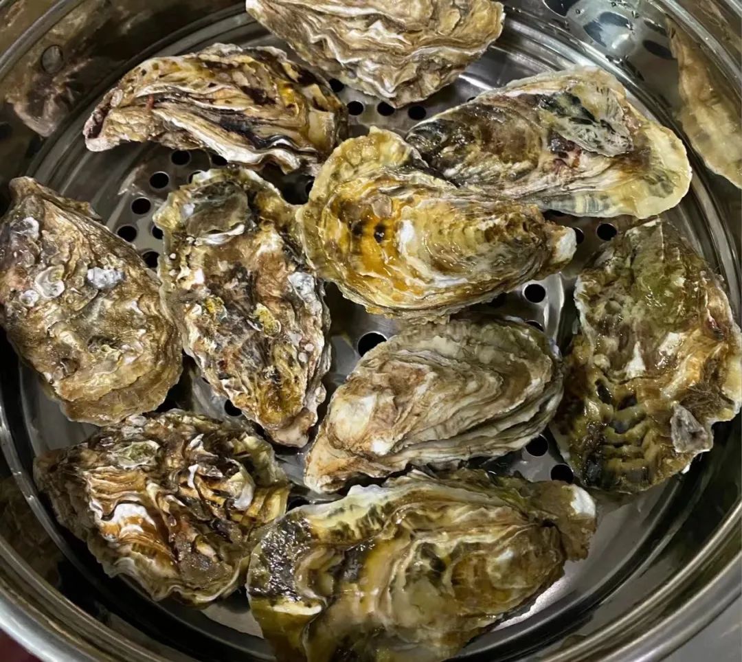 乳山生蚝烤到滋啦冒水就赶紧上