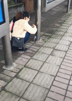 妹子心真大,起码睡前收拾一下屋子啊,被人看到多尴尬呀?