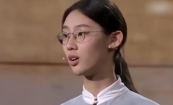 "才女"武亦姝清华毕业,发展方向首次公开,网友担心她出国工作