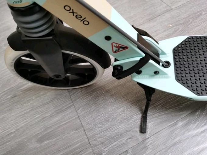 滑板车怎么刹车?