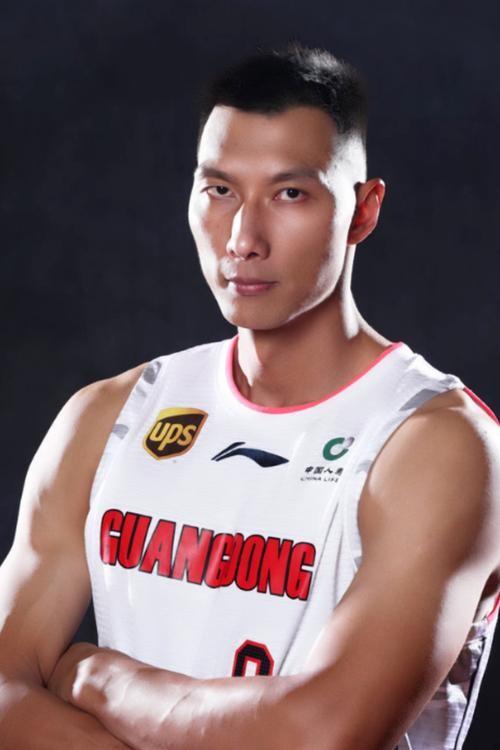 易建联娶了巴西足球宝贝荆灵为妻,两人育有2个孩子,定居在美国