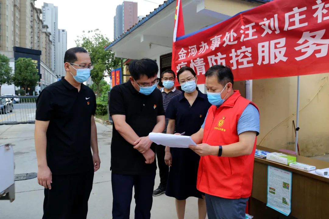 驻马店高中校长吕军慰问学校疫情防控一线党员教职工志愿者