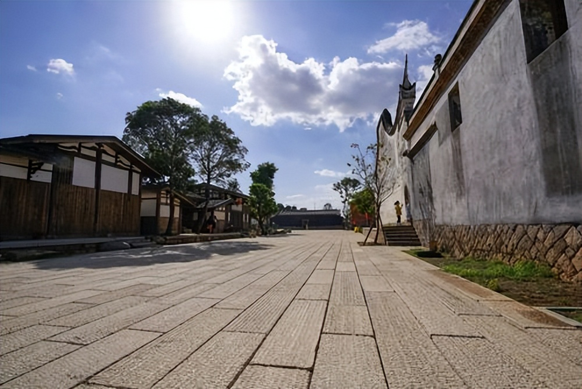 梁厝是福州仓山区中庚聚龙酒店附近的一个特色历史文化街区,具有丰富