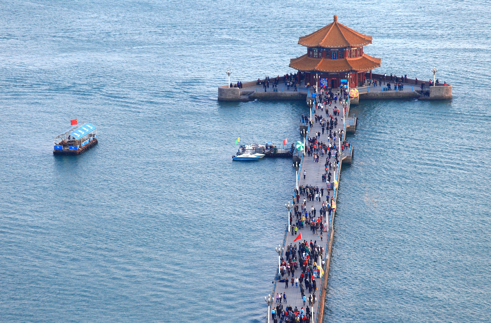 青島地標:藏在青島的古建築,走400米海上長廊依然可見