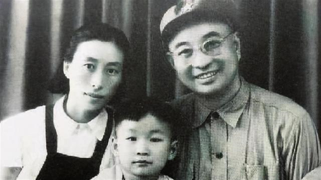 陈赓逝世后,妻子傅涯抚养5子,独守49年,晚年为陈赓前妻写传记