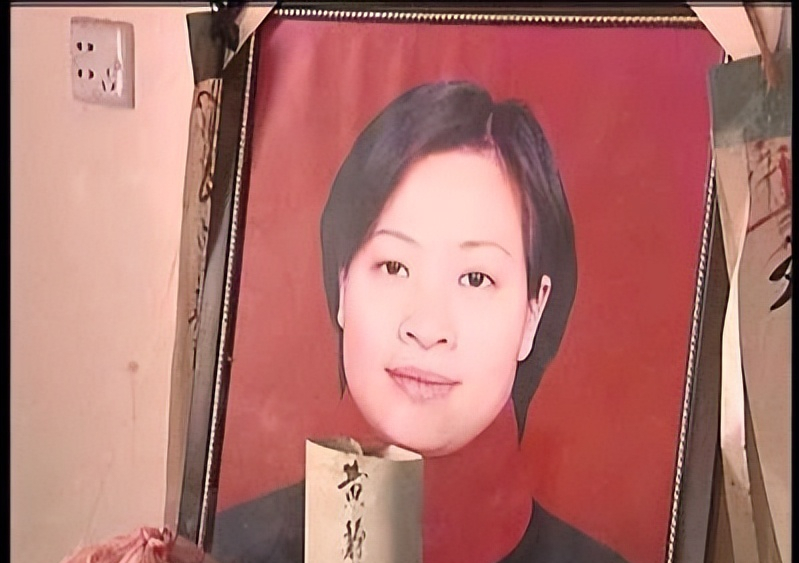 2003年湖南21岁女老师裸死宿舍,身上有精斑,法医:是意外死亡