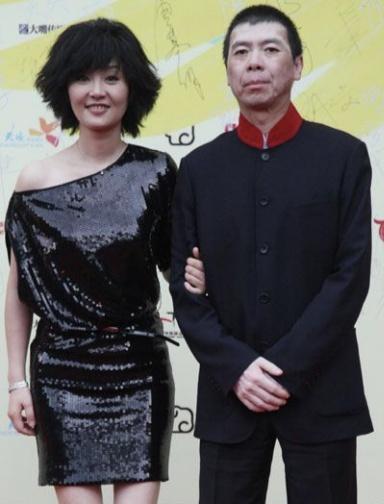 冯小刚老婆徐帆放开了,一袭黑色紧身连体裤秀身材,曲线依旧迷人