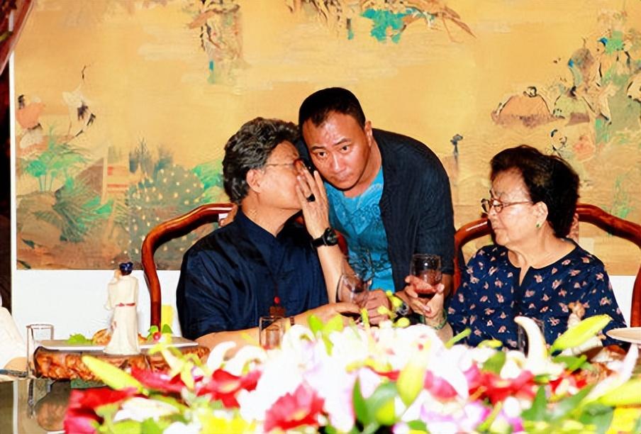 他的父亲胡宝山和大伯胡松华都是知名的歌唱家,母亲王亦曼则是表演