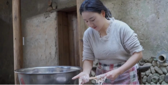 回顧!鄉愁沈丹,23歲離婚帶娃,欠債80萬,卻逆襲成千萬網紅博主