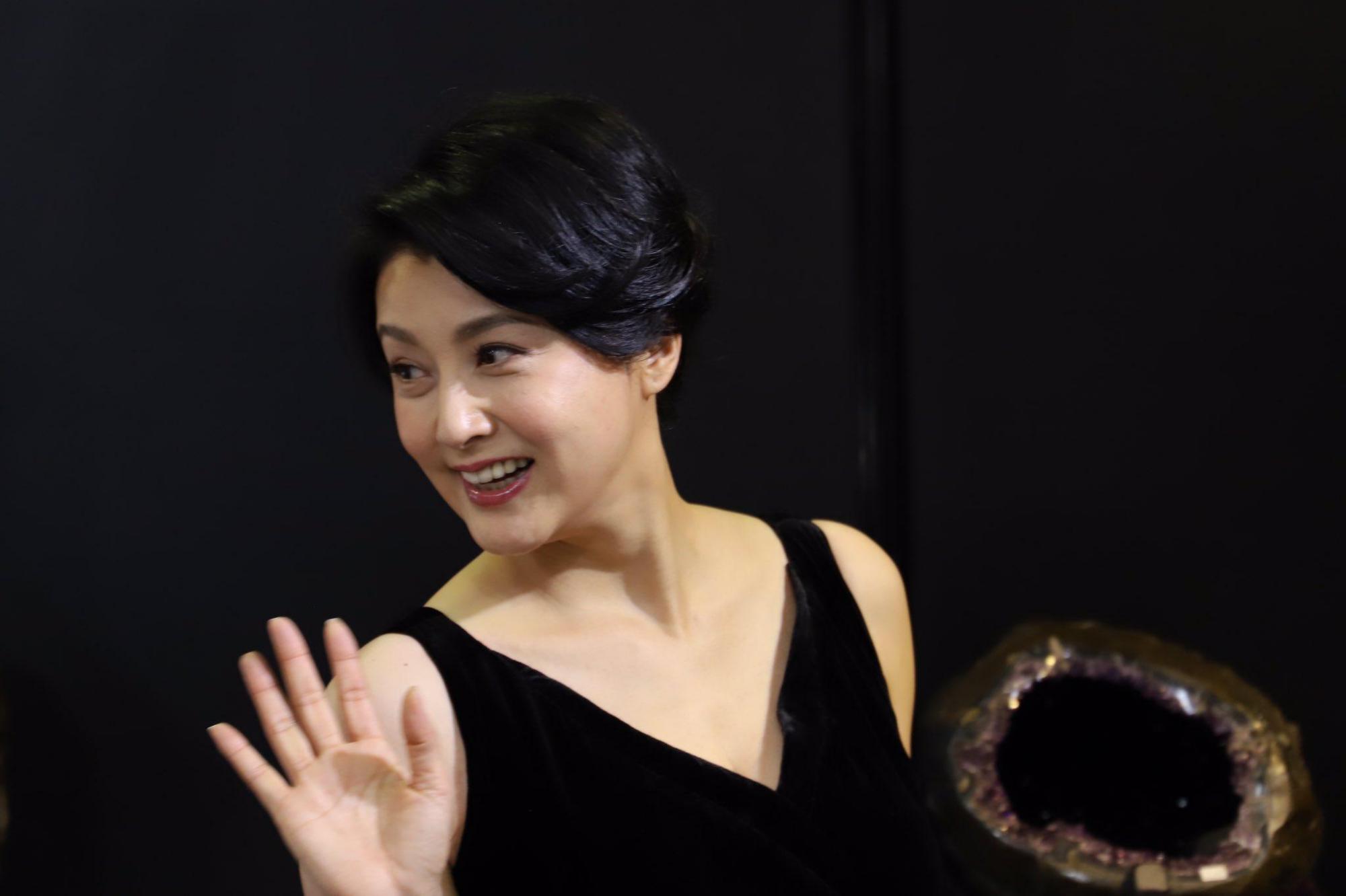 藤原纪香晒20岁成年节照,绿色中振袖和服华丽,肌肤如玉身材丰腴